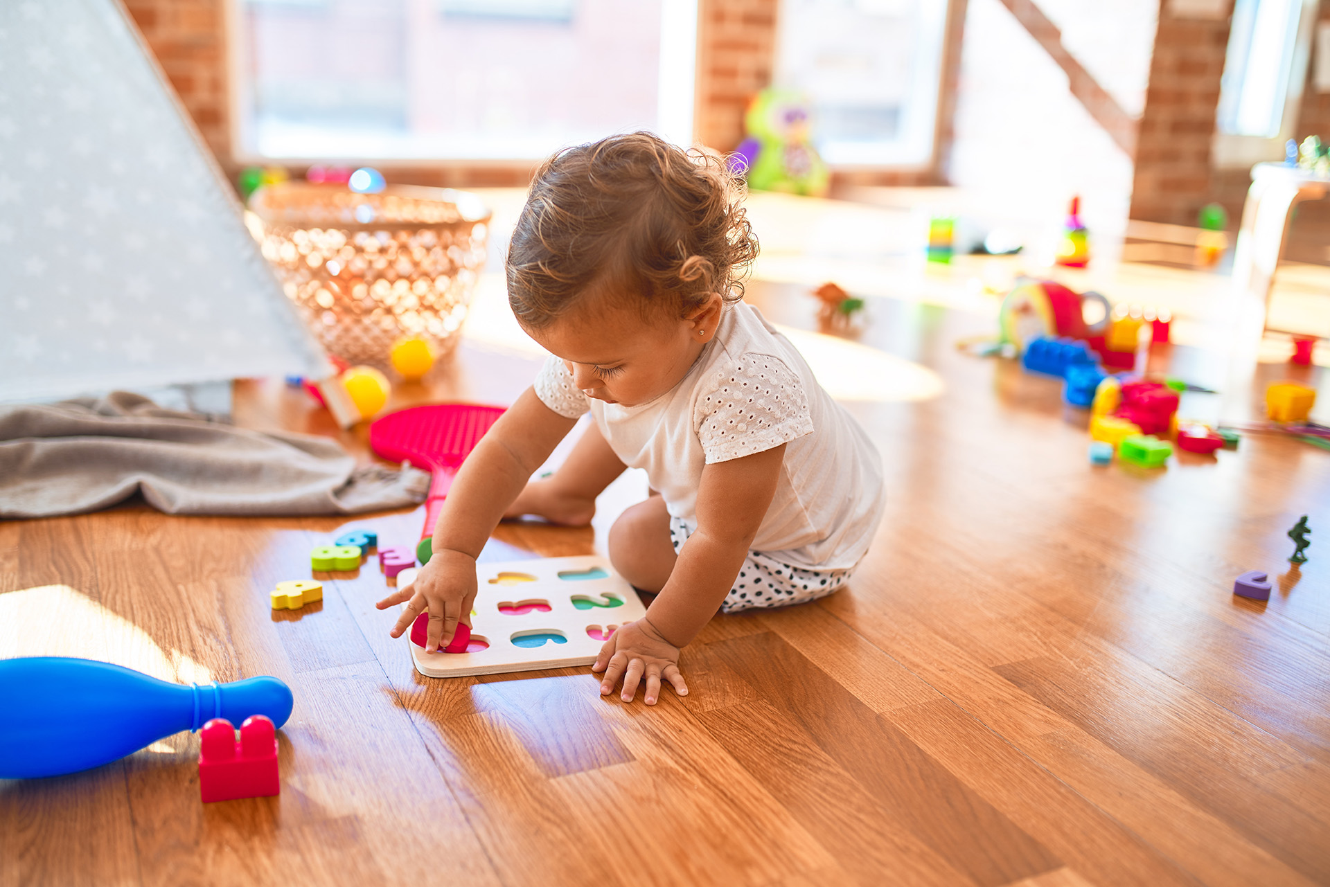 Bambino gioca all'asilo nido